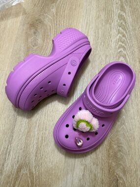 NEW Crocs Stomp Clog Size W8 Bubble with 2 free jibbitz